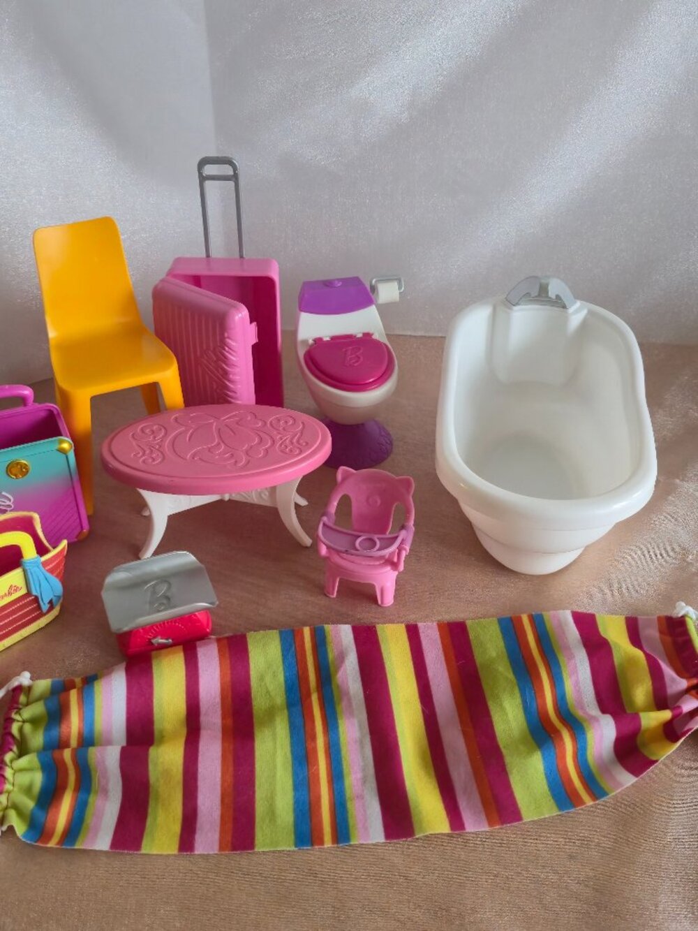 Barbie lot of 10 pieces furniture and accessories